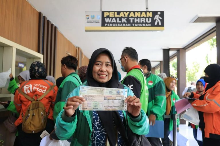 Pemutihan Pajak Disambut Antusias, Ratusan Ojek Online Datangi Samsat Manyar